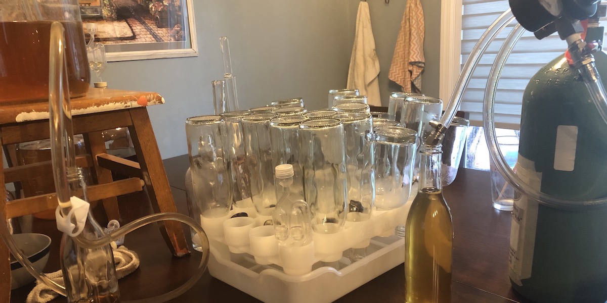 Filling bottles with mead and CO₂